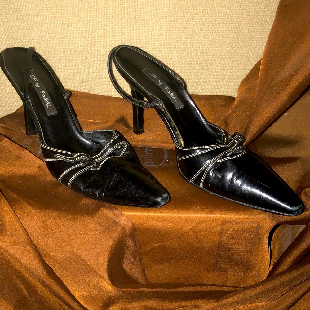 Cute low heel for the office.